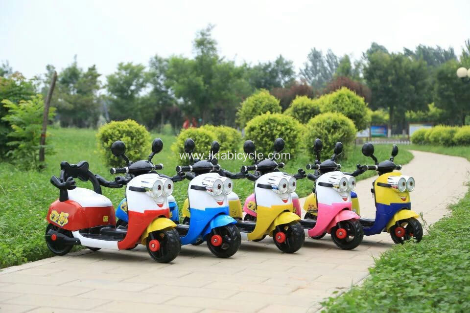 Trẻ em đi xe màu trên xe