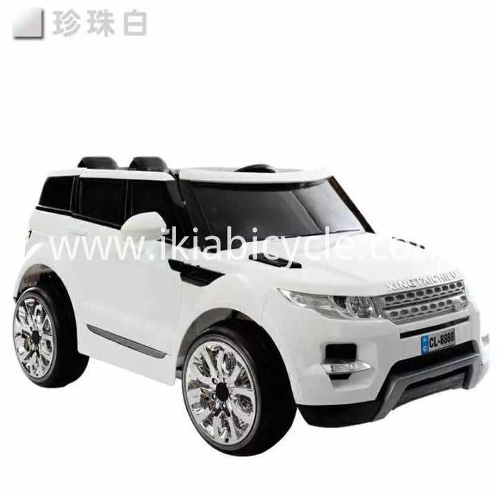 Màu trắng trẻ em đi xe trên xe