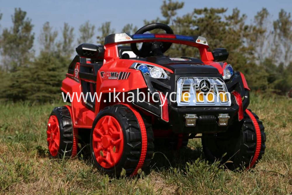 Trẻ em đi xe với điều khiển từ xa