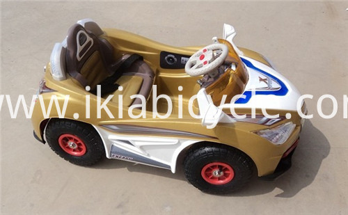Đi xe trên ô tô đồ chơi cho trẻ em